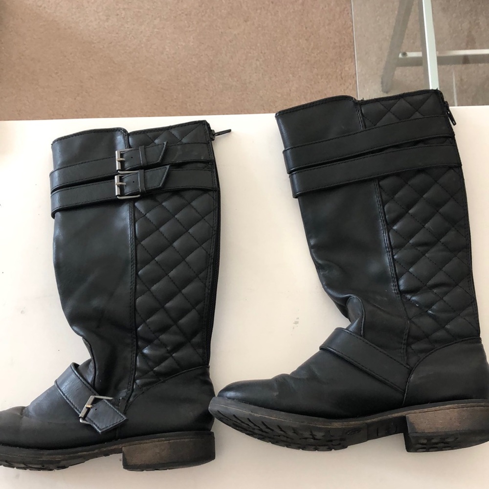 Lovely black boots for young girls...